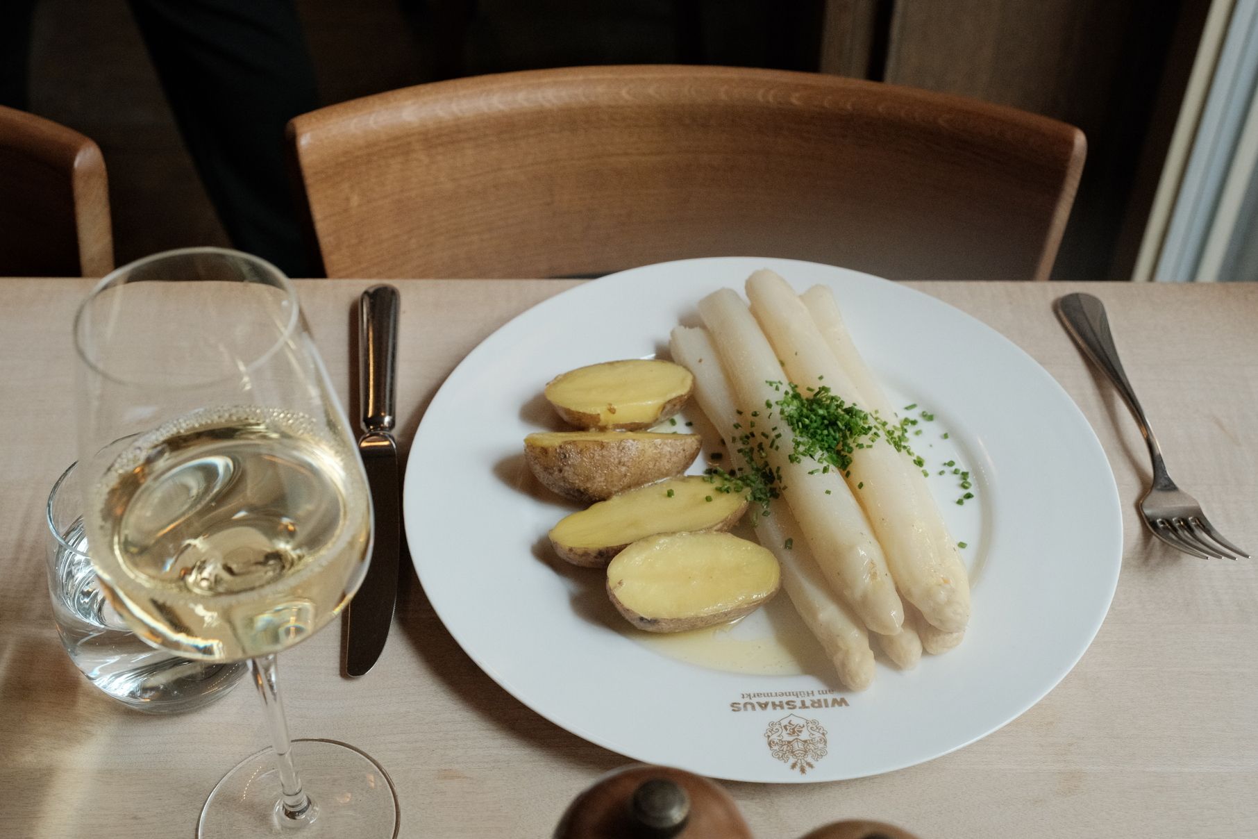 Freilandspargel mit Landbutter und neuen Kartoffeln