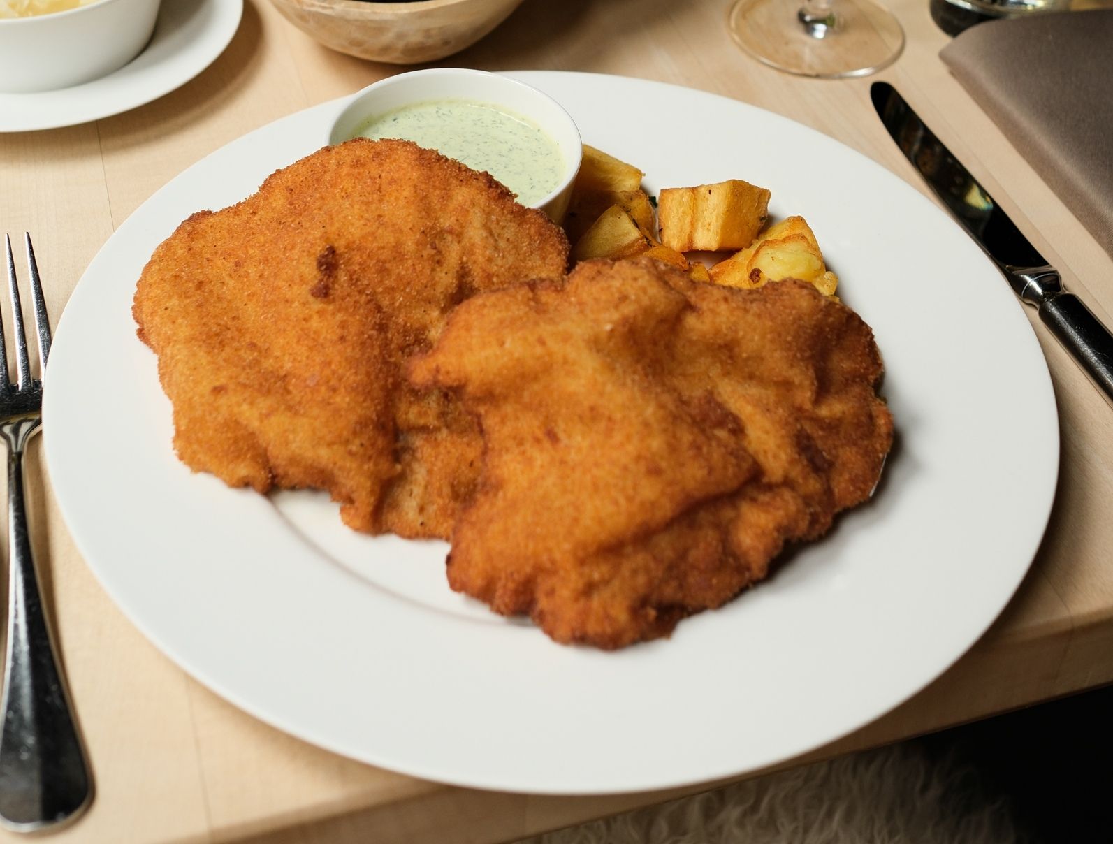 Frankfurter Schnitzel mit Grüner Soße und Bratkartoffeln