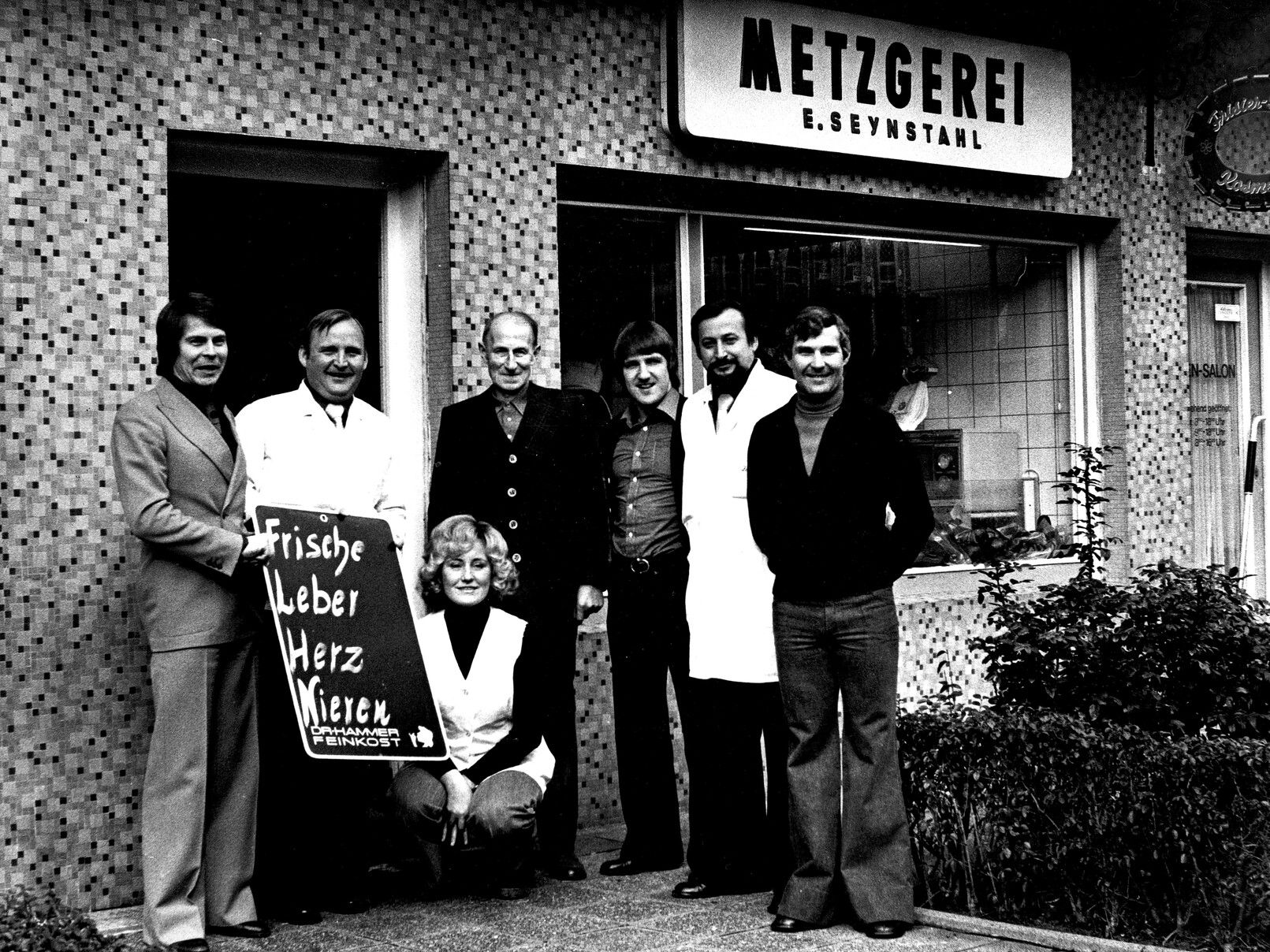 Gisela Zarges mit dem Team vor der Metzgerei in der Frankenallee