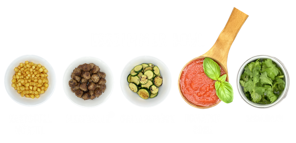 Bowl mit Kartoffelwürfel Meatballs Grillgemüse Tomatensoße und Basilikum als Topping