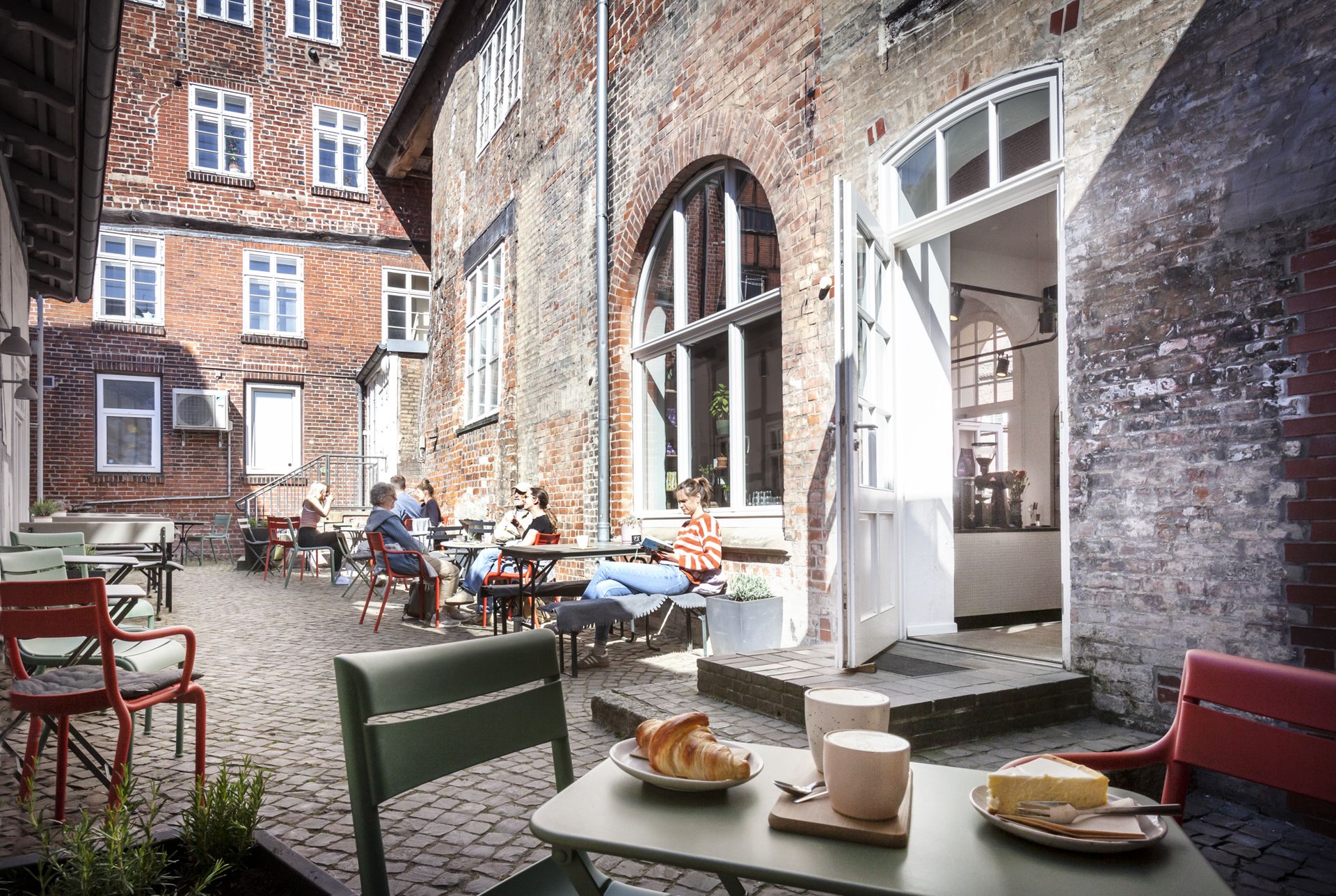 https://cdn.gastronovi.com/tmp/images/_250513-dan-hannen-8305-rz-montage-2_1920x1920_or_509247139e72103d9.jpg