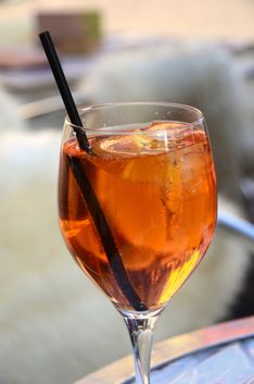 https://cdn.gastronovi.com/tmp/images/aperol-spritz_564x353_or_21310674b556e3f.jpg