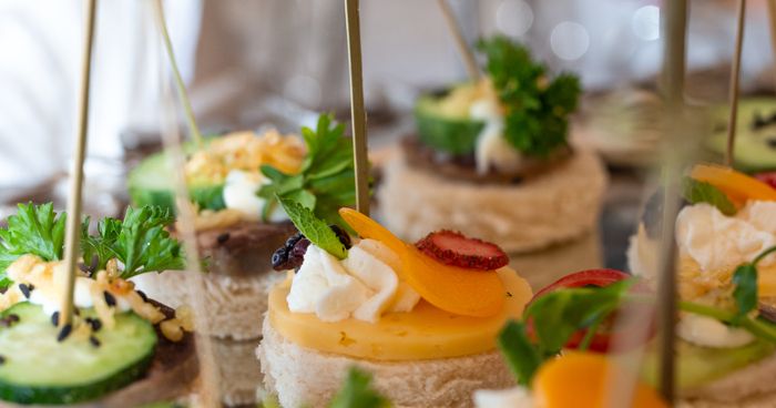 https://cdn.gastronovi.com/tmp/images/assorted-canapes-glass-tray-buffet-table_700x368_of_497626873b9d4cdc4.jpg