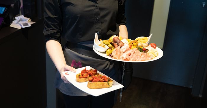 https://cdn.gastronovi.com/tmp/images/aushilfe-service-servicekraft-restaurantfachkraft_700x368_of_3440031544dc59ba9.jpg