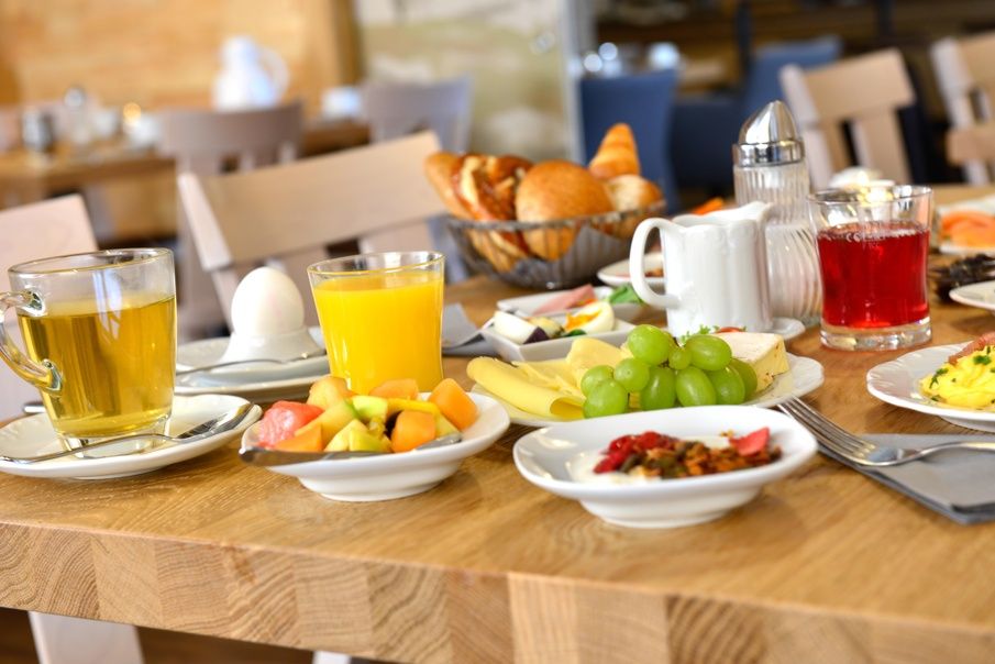 https://cdn.gastronovi.com/tmp/images/auswahl-buffet-fruehstueck-hotel-erb-parsdorf-muenchen-messe_970x604_or_3865165573fb1be3.jpg