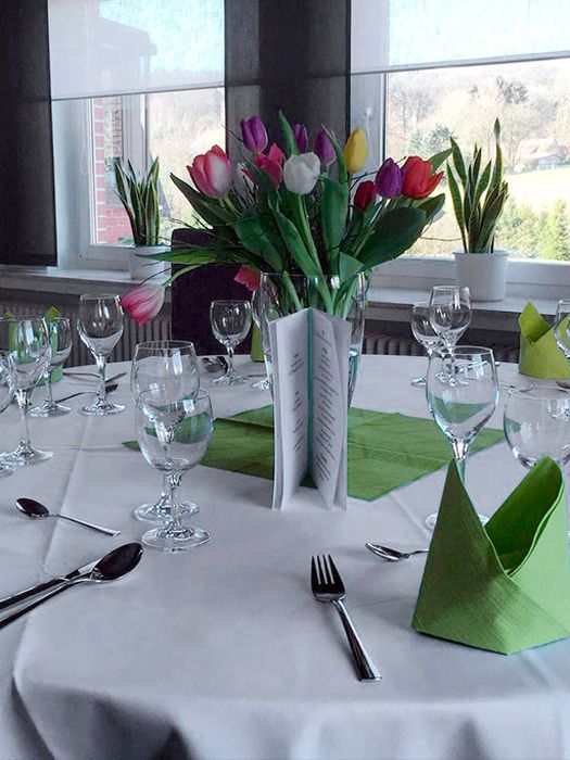https://cdn.gastronovi.com/tmp/images/bild-runder-tisch-tulpen_525x700_of_125606905daf45907.jpg