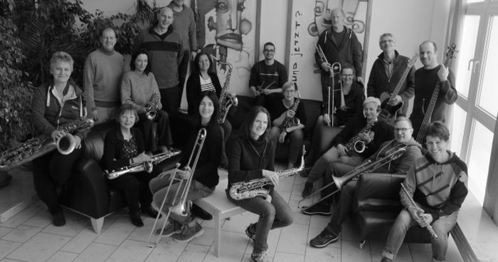 https://cdn.gastronovi.com/tmp/images/blue-train-orchestra-meets-blech-wood_700x368_of_474982280bf084449.jpg
