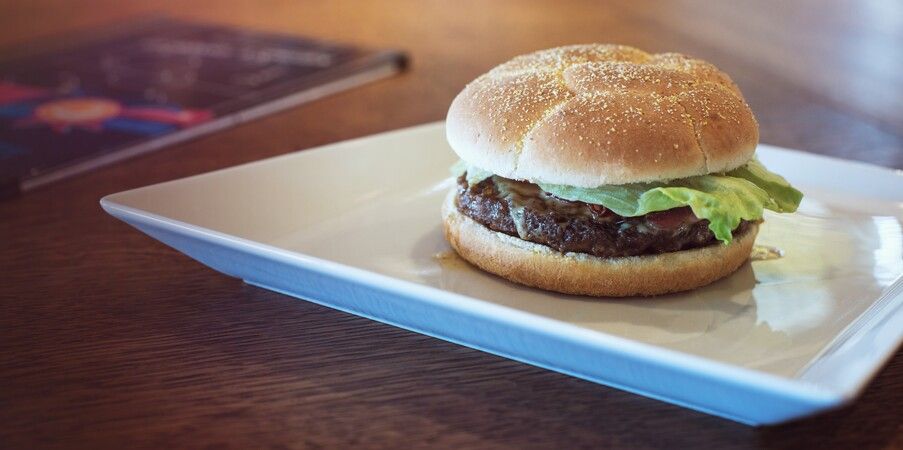 https://cdn.gastronovi.com/tmp/images/burger-theke-bearbeitet_1920x450_or_12327859de9f090d.jpg