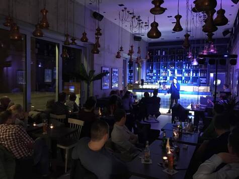 https://cdn.gastronovi.com/tmp/images/burger-und-faxen_burger-und-faxen-comedy-event-restaurant-hansekai-hamburg-wilhelmsburg_678x356_or_4391959f5f603f8.jpg