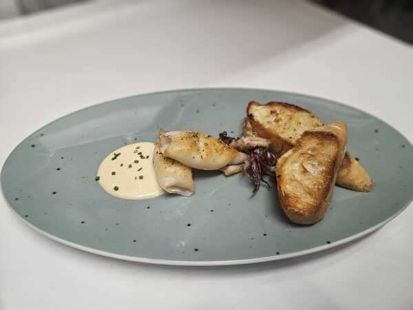 https://cdn.gastronovi.com/tmp/images/calamares_1920x450_or_482188241ae4dc6ab.jpg