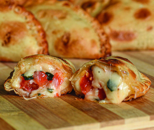 https://cdn.gastronovi.com/tmp/images/caprese_1920x450_or_52826561473ad2518.jpg