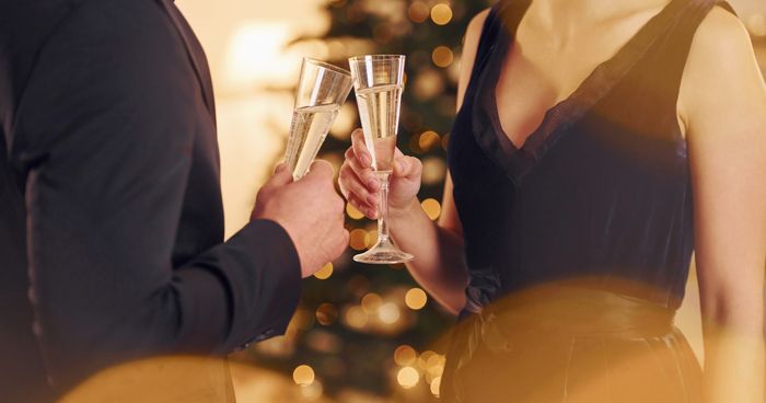 https://cdn.gastronovi.com/tmp/images/close-up-view-happy-couple-have-new-year-party-indoors-together_700x368_of_16801316144313ad7.jpg