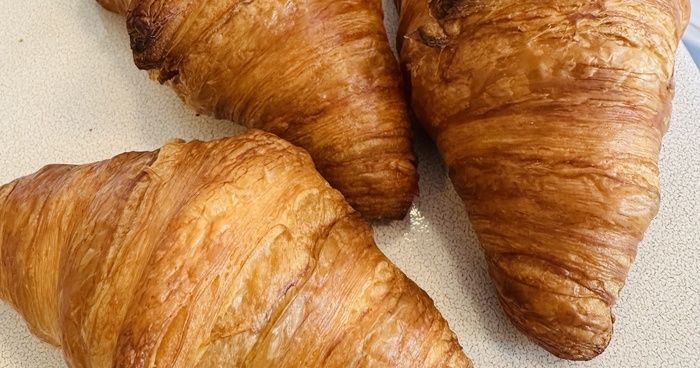 https://cdn.gastronovi.com/tmp/images/croissants_700x368_of_325115860a561035b.jpg
