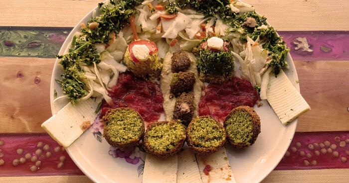 https://cdn.gastronovi.com/tmp/images/falafel1-1_700x368_of_71121220ac1cd173.jpg