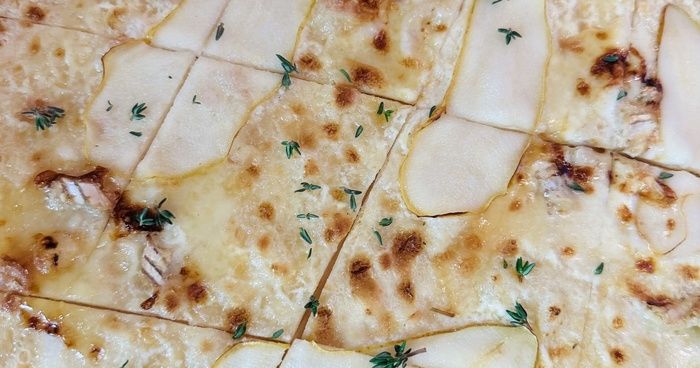 https://cdn.gastronovi.com/tmp/images/flammkuchen-brie-birne_700x368_of_325193091be327552.jpg