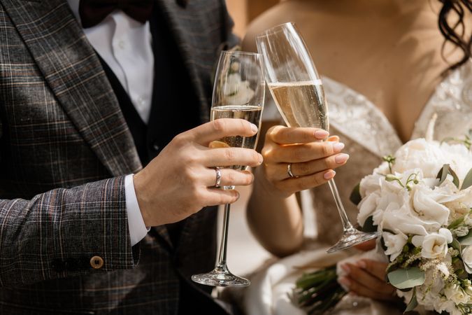 https://cdn.gastronovi.com/tmp/images/front-view-wedding-couple-s-hands-with-champagne-glasses-wedding-bouquet_1920x450_or_49530689164a0cb19.jpg