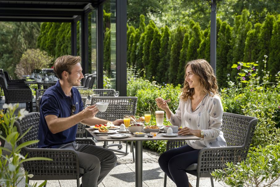 https://cdn.gastronovi.com/tmp/images/fruehstueck-terrasse-hotel-erb-parsdorf-11_970x604_or_3680587049939be45.jpg