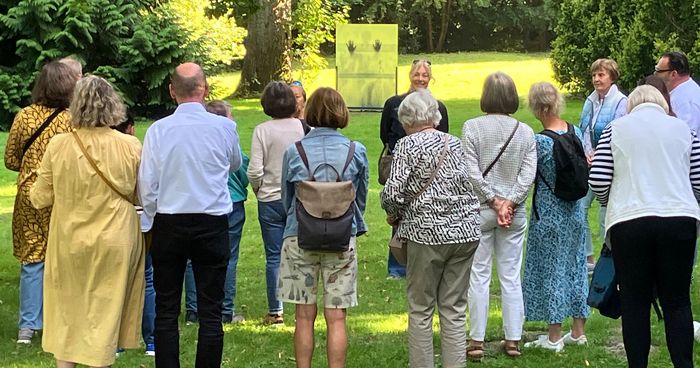 https://cdn.gastronovi.com/tmp/images/fuehrung-vor-haende_700x368_of_406416866fba92f69.jpg