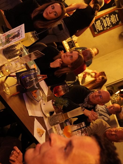 Gäste genießen gemeinsame Stunden in Schmidts – Die Wirtshausbar in Allmendingen. Freundschaft, Gespräche und echte Gastfreundschaft machen jeden Besuch besonders.