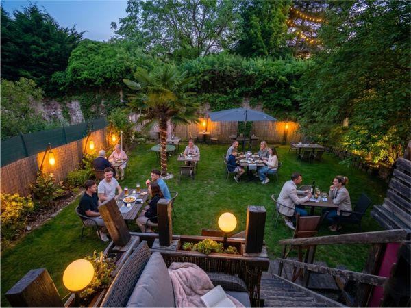 https://cdn.gastronovi.com/tmp/images/garten_1920x450_or_495319793f89d66fb.jpg