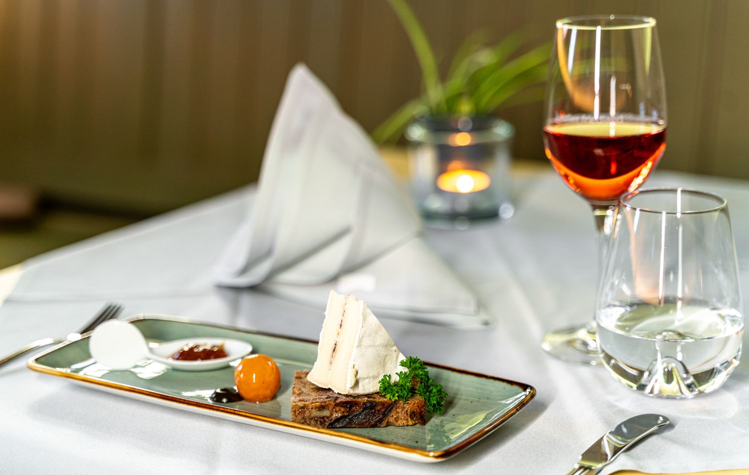 https://cdn.gastronovi.com/tmp/images/gaumenkitzel-radebeul-10_1920x1920_or_2851915985d81eff4.jpeg