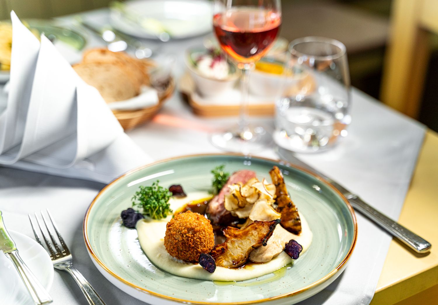 https://cdn.gastronovi.com/tmp/images/gaumenkitzel-radebeul-18_1920x1920_or_2851916120d1a4484.jpeg