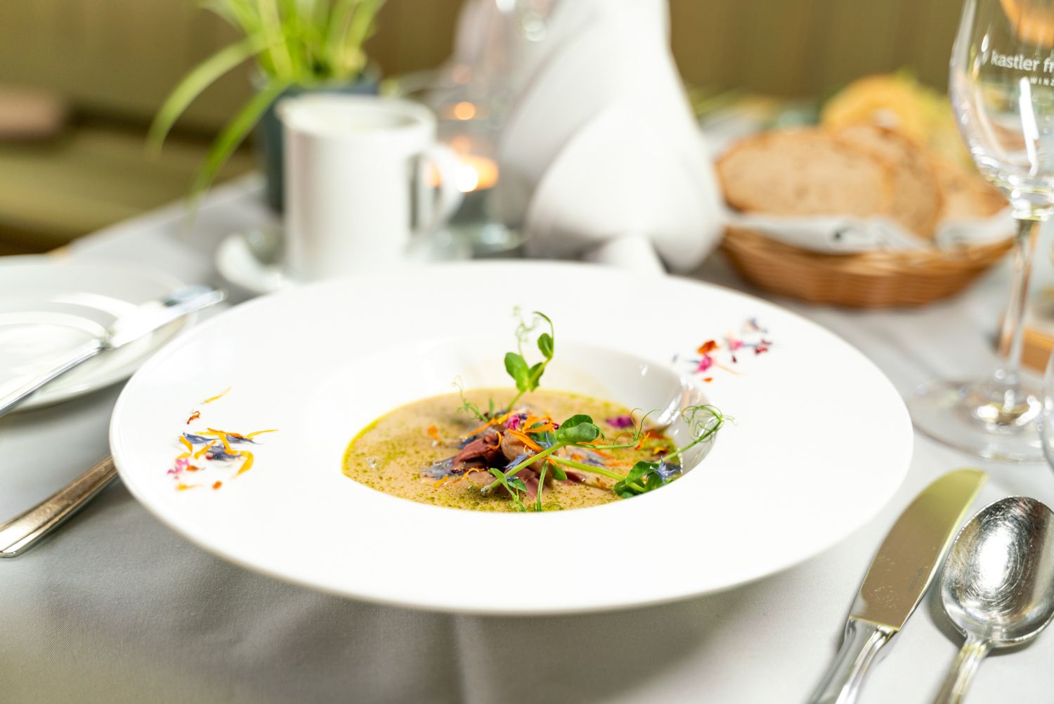 https://cdn.gastronovi.com/tmp/images/gaumenkitzel-radebeul-31_1920x1920_or_28519164083672cf1.jpeg