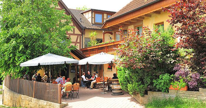 https://cdn.gastronovi.com/tmp/images/gruener-baum-biergarten03_700x368_of_318756550b8ad533e.jpg