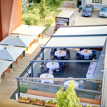 https://cdn.gastronovi.com/tmp/images/hansekai-hamburg-restaurant-eventlocation-terrasse-veranstaltung-essen-trinken-sonne-pergola-sicher_hansekai-hamburg-restaurant-eventlocation-terrasse-veranstaltung-essen-trinken-sonne-pergola-sicher_678x356_or_12941225255a5d4c3.jpg