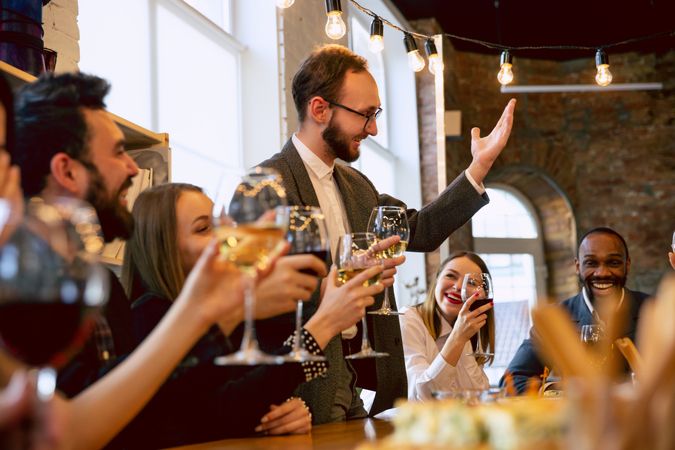 https://cdn.gastronovi.com/tmp/images/happy-co-workers-celebrating-while-company-party-corporate-event-young-caucasian-people-business-att_1920x450_or_495307563b945961b.jpg