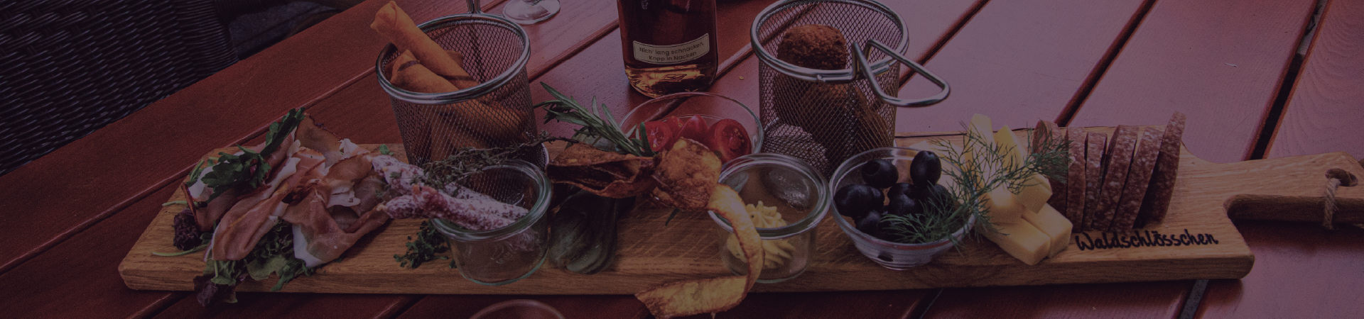 https://cdn.gastronovi.com/tmp/images/header-biergartenkarte-red_1920x450_or_4848712223d539020.png