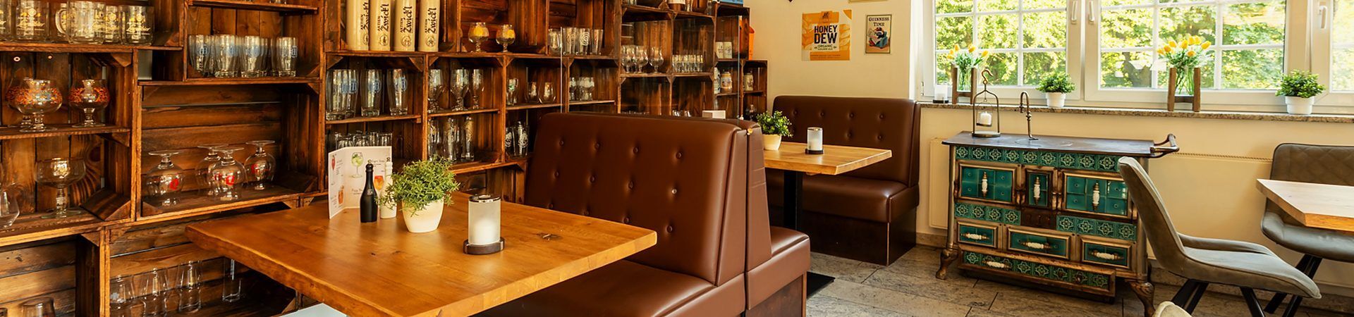 https://cdn.gastronovi.com/tmp/images/hs-gastraum-bierregal-titel-1920x450_1920x450_or_5415245174be463a7.jpg