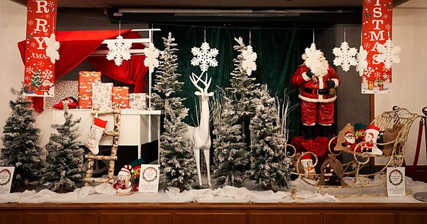 Weihnachtlich dekorierte Bühne im Festsaal des Hopfen & Salz in Dortmund