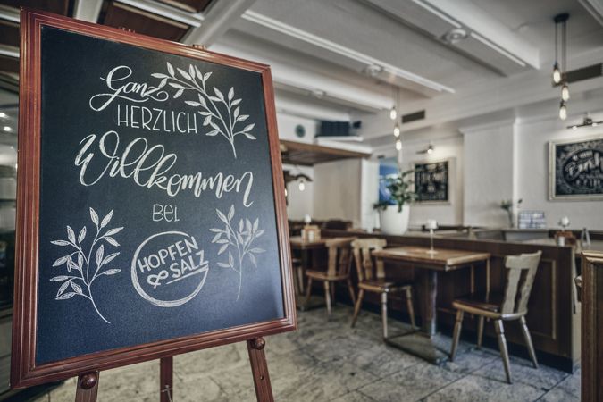 https://cdn.gastronovi.com/tmp/images/hus-eingang_1920x450_or_495311924f92b354b.jpg