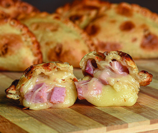 https://cdn.gastronovi.com/tmp/images/jamon-y-queso_1920x450_or_528265593af092c5e.jpg