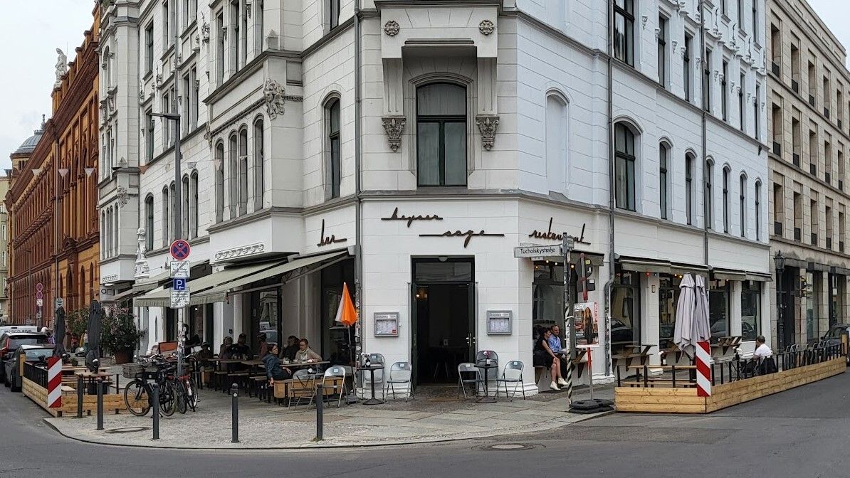 The restaurant Keyser Soze at the corner of Auguststraße and Tucholsky  Straße, on 21.07.2017 in the evening in Berlin, Germany. Photo: Jens  Kalaene/dpa-Zentralbild/ZB