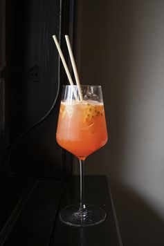 https://cdn.gastronovi.com/tmp/images/maracuja-spritz_678x356_or_3598567933a649e96.jpg