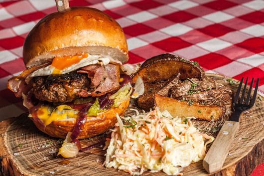 https://cdn.gastronovi.com/tmp/images/meat-burger-with-coleslaw-on-side-and-brown-handled-fork-156114_564x353_or_1901081045a313c79.jpg