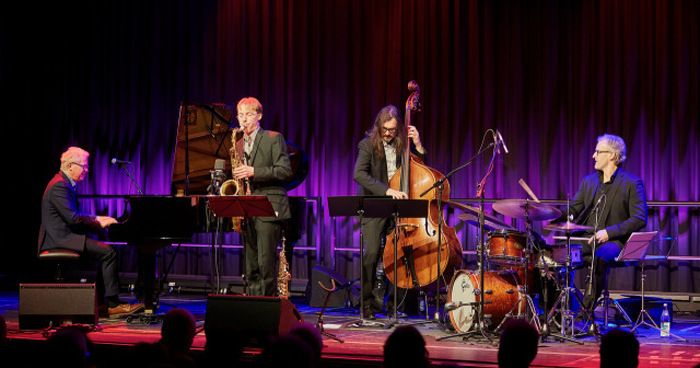 https://cdn.gastronovi.com/tmp/images/michael-fluegel-quartett_700x368_of_474981496cce9ad78.jpeg