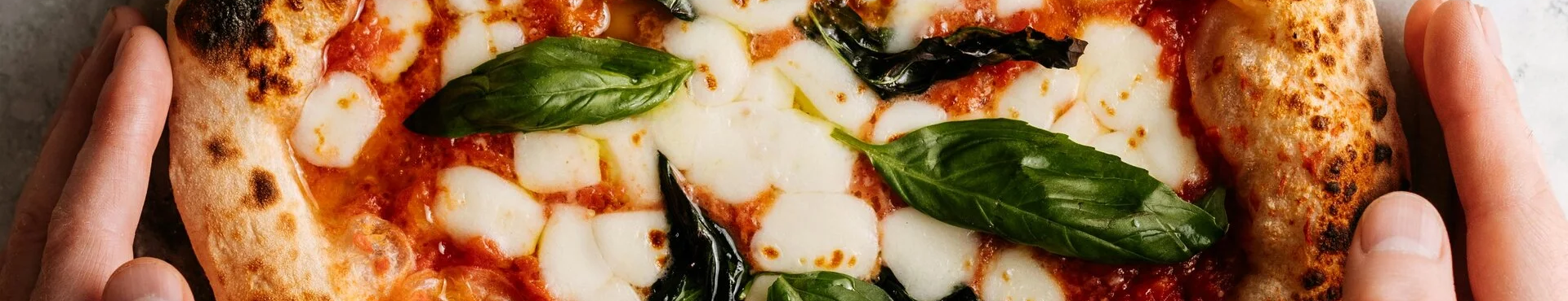 https://cdn.gastronovi.com/tmp/images/pizza-mit-hand_1920x370_of_529684269ee05b76f.png