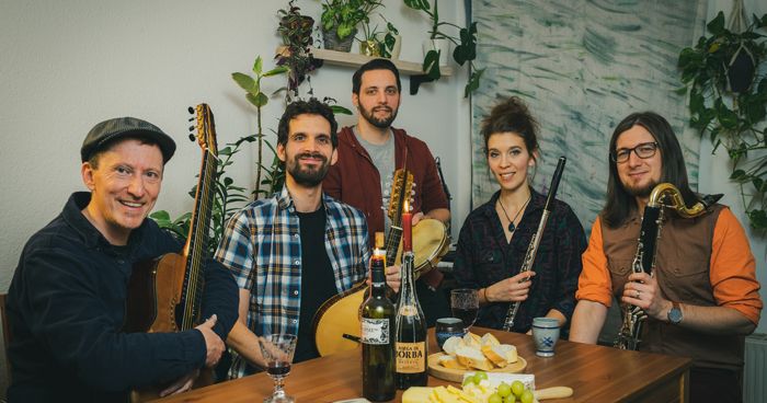 https://cdn.gastronovi.com/tmp/images/quinteto-tuiuiu_700x368_of_198747802a8da860d.jpg