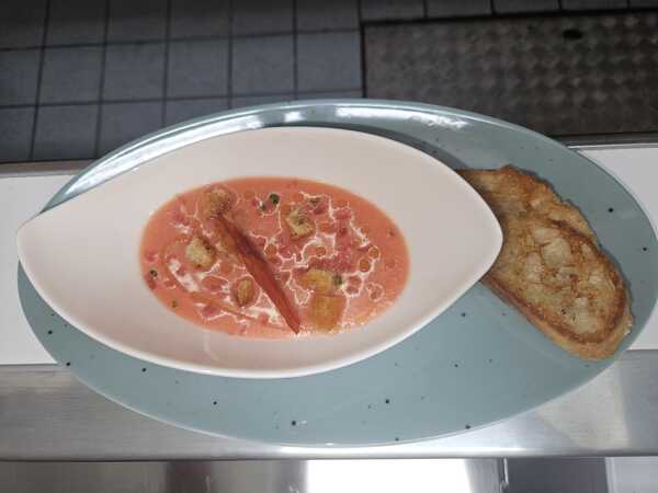 https://cdn.gastronovi.com/tmp/images/salmorejo_1920x450_or_482188269e9b4b20b.jpg
