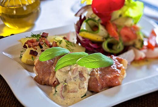 https://cdn.gastronovi.com/tmp/images/saltimbocca_564x353_or_376621559dcf3d8e4.jpg