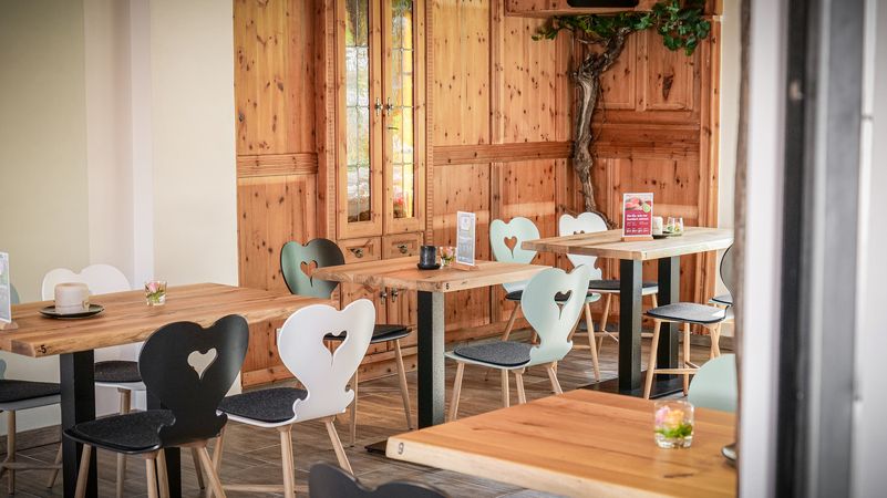 https://cdn.gastronovi.com/tmp/images/schwan-bauernhofcafe-inneneinrichtung-raeumlichkeiten-service-mitarbeiter-juelich-marktplatz-4_1920x450_or_5006598548a9634f9.jpg