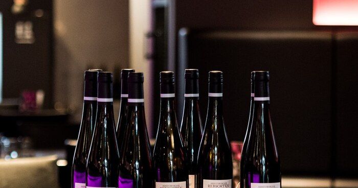 https://cdn.gastronovi.com/tmp/images/seite-genusspalais-text-weine_700x368_of_344001600d63a1d85.jpg