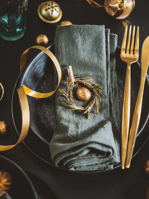 https://cdn.gastronovi.com/tmp/images/serviert-weihnachtliche-tischdekoration-in-dunklen-toenen-mit-goldener-deko-1220-6600_525x700_of_3705260888c532237.jpg