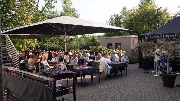 https://cdn.gastronovi.com/tmp/images/sommer-open-air-button-und-grosses-bild-ueber-text_678x356_or_34400216098347e35.jpg