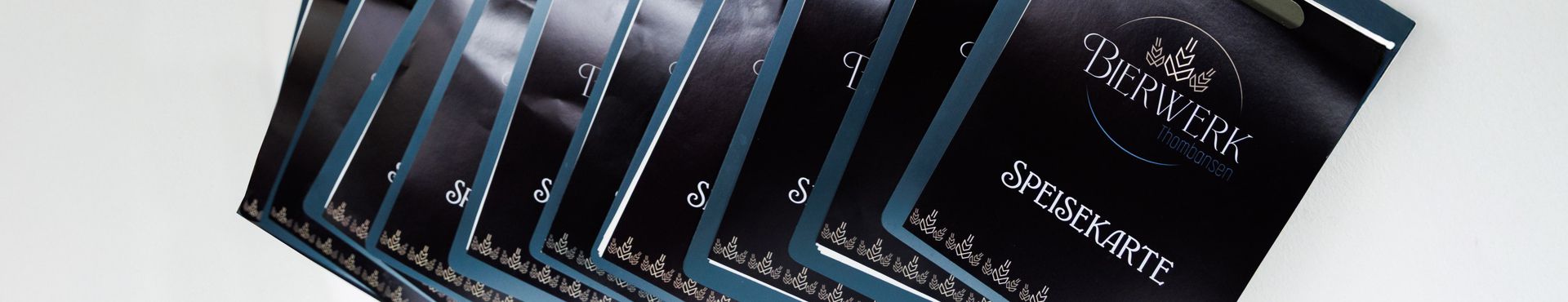 https://cdn.gastronovi.com/tmp/images/speisekarte-titel-v3_1920x370_of_4206542590f807b14.jpg