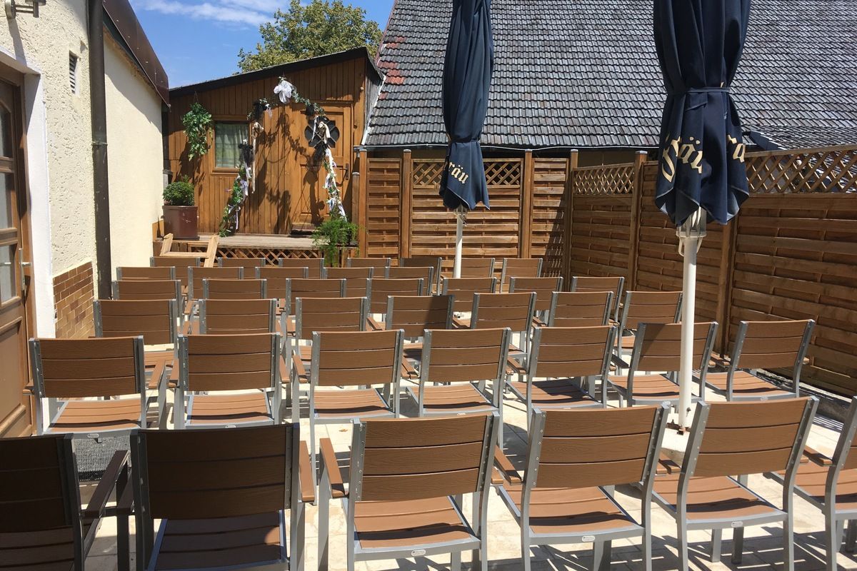 Terrasse des Gasthauses zum Ponyhof in Schneckenlohe