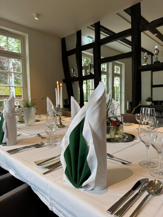 https://cdn.gastronovi.com/tmp/images/tisch-edel_525x700_of_4774688416bdd6d41.jpeg